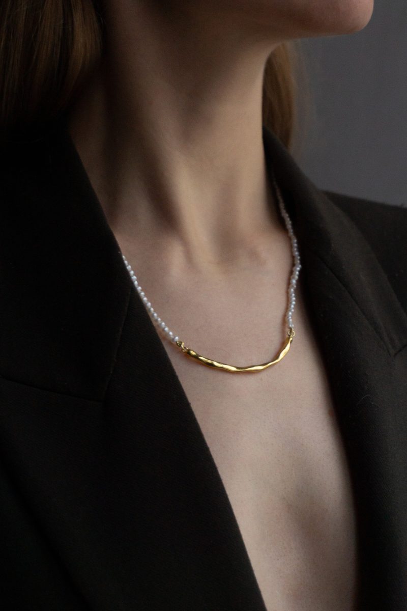 Stria-Pearl-necklace-goldplated-worn-HR-1