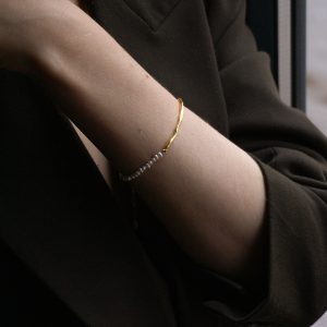 fracture-pearl-bracelet-goldplated-worn-LR-1