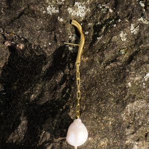 orla-dangle-pearl-earrings-gold-plated-ar-m-anna-rosa-moschouti-52413281993048