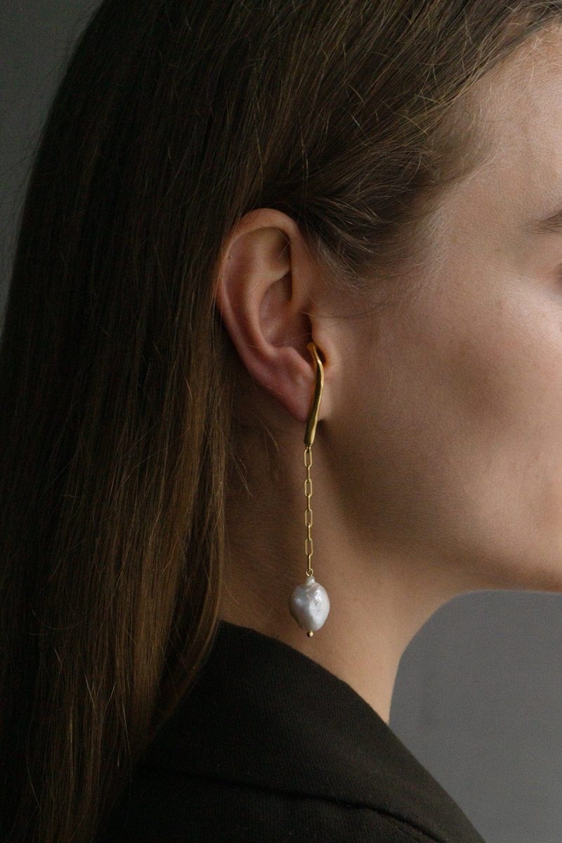 orla-dangle-pearl-earrings-gold-plated-ar-m-anna-rosa-moschouti-52413282025816