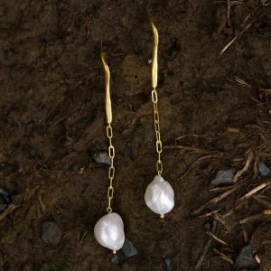 orla-dangle-pearl-earrings-gold-plated-ar-m-anna-rosa-moschouti-52413282124120