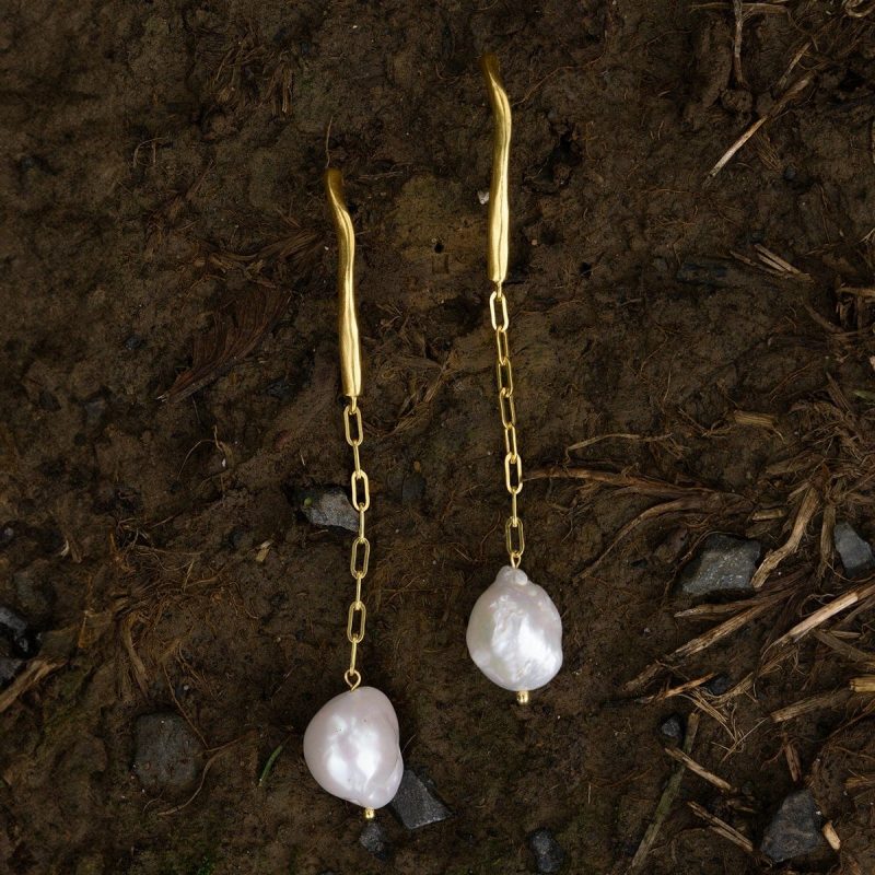orla-dangle-pearl-earrings-gold-plated-ar-m-anna-rosa-moschouti-52413282124120