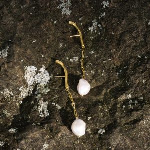 orla-dangle-pearl-earrings-gold-plated-ar-m-anna-rosa-moschouti-52413282156888