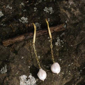 orla-dangle-pearl-earrings-gold-plated-ar-m-anna-rosa-moschouti-52413282287960