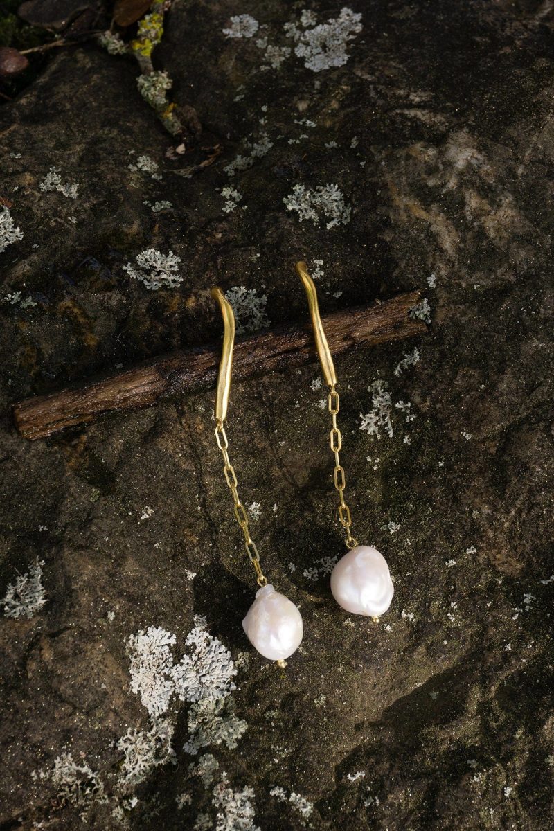 orla-dangle-pearl-earrings-gold-plated-ar-m-anna-rosa-moschouti-52413282287960