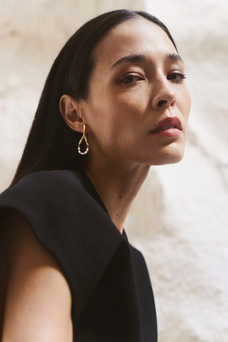 oriana-pearl-earrings-silver-ar-m-anna-rosa-moschouti-MODEL GP